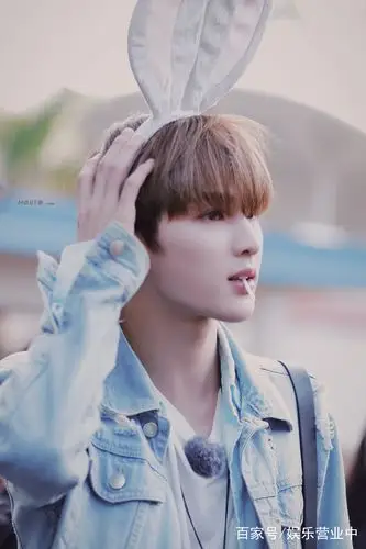 朱正廷戴兔耳朵发箍吃棒棒糖也太可爱了,双倍的可爱不要错过!