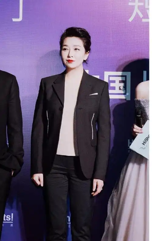 江珊黑色西装配裸色上衣,优雅端庄,女人味十足