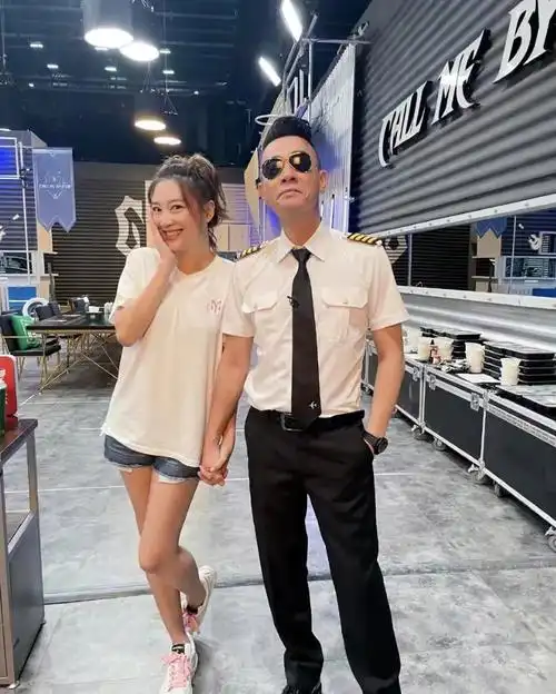 陈小春晒二胎儿子惹争议!扎小辫儿,穿女装,真儿子养成了软妹子