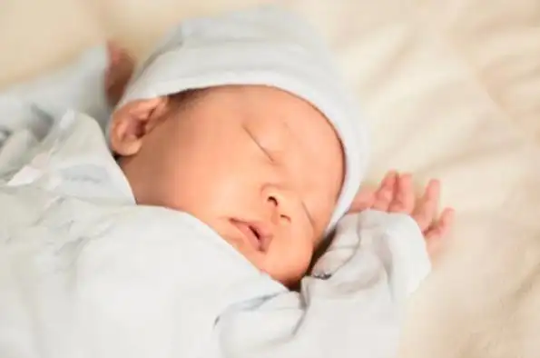 什么是婴儿的飞机手(宝宝睡觉喜欢往上拱) - 乐宝宝贝