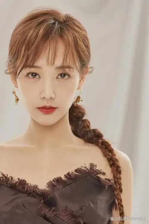 最近,李一桐发布了一组性感写真照片,再次掀起了热议.