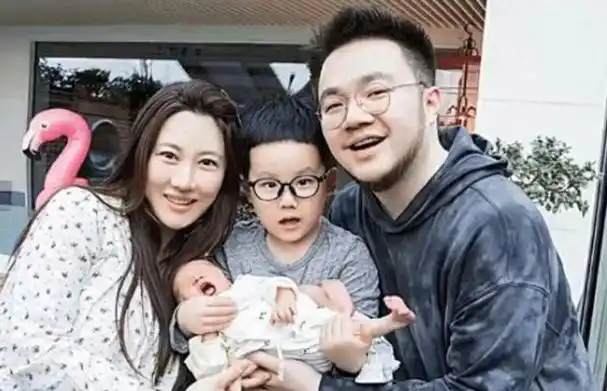 宋丹丹儿子夫妻俩玩走秀,巴图消瘦像极了英达,女方撞脸张柏芝