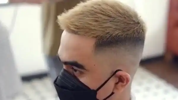 男生碎发型毛寸 包裹住头皮略微有点长的碎发毛寸发型,使得他看上去