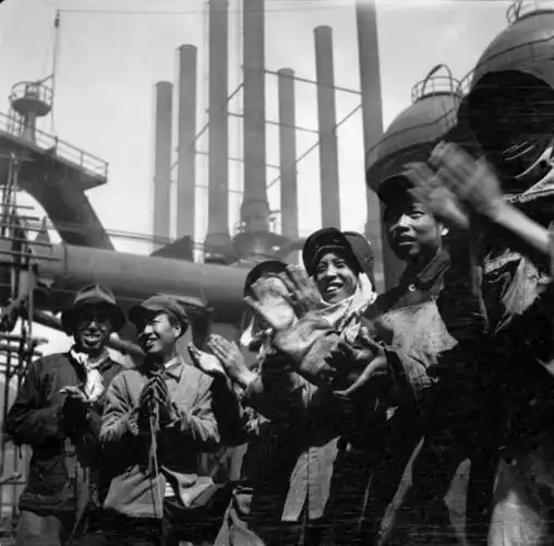 图为辽宁省鞍山市炼铁厂的工人们为完成生产任务而欢呼(1950年5月摄).