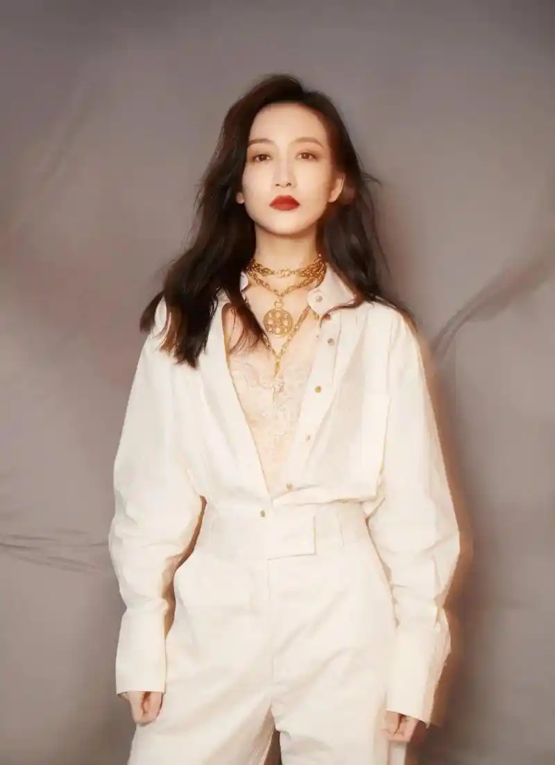 王鸥蕾丝内搭增添性感与妩媚