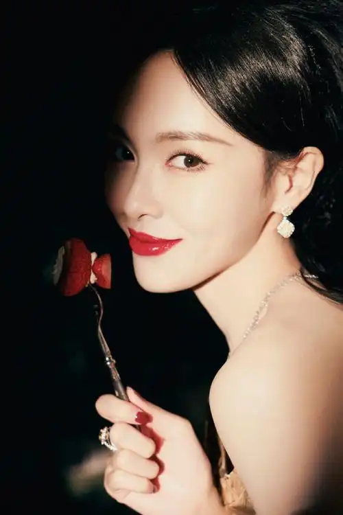 唐嫣超话96#微博之夜#光影点亮金色浪漫,摩登撞色,鎏光盈盈,优雅不