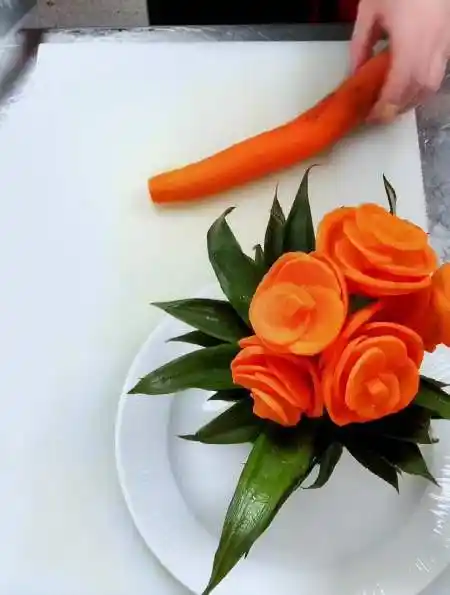 一看就会的胡萝卜盘饰花教程,蔬菜花样切法-度小视