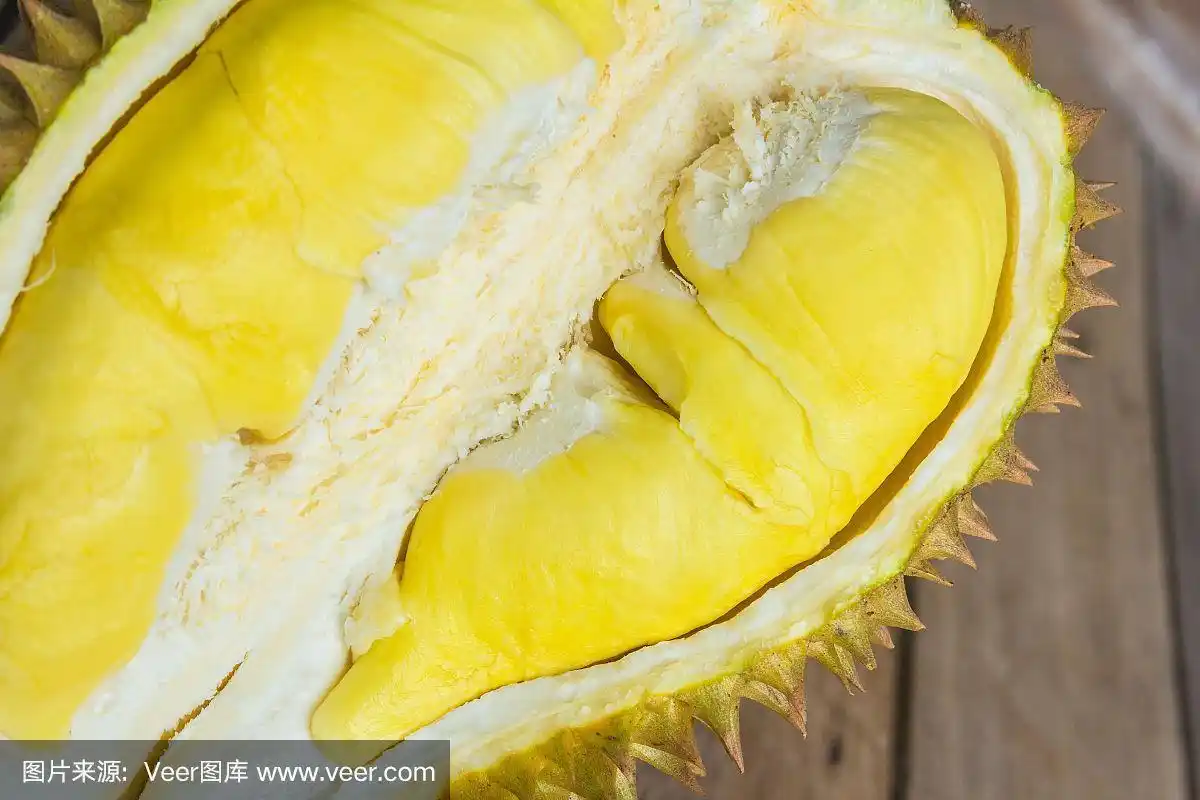 木质背景上的鲜切榴莲