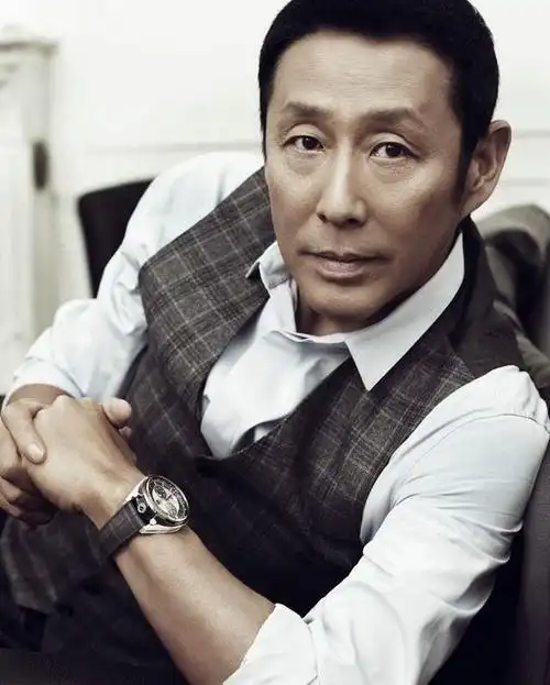 凭借警匪剧《公安局长》获得第21届中国电视金鹰奖观众喜爱的男演员奖