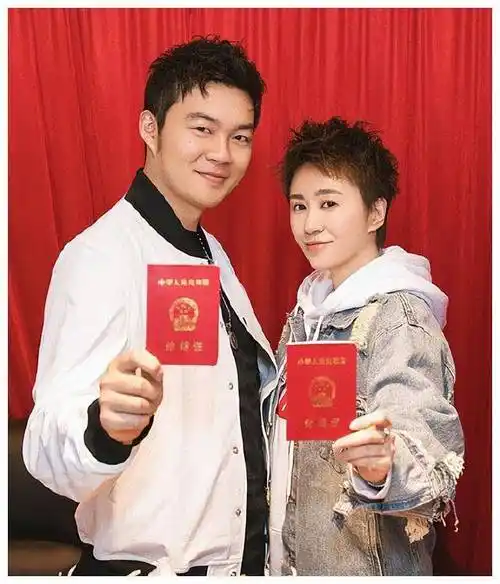 马丽不顾沈腾反对嫁给小11岁的穷小子婚后被宠成小女人