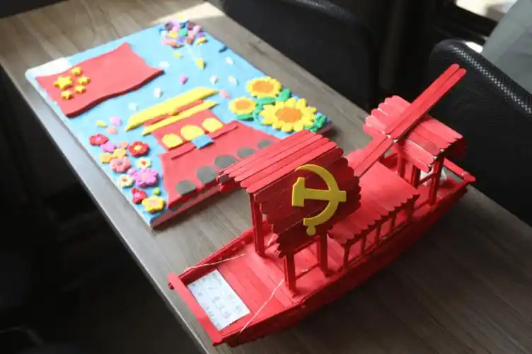 衍纸画《童心向党》,米粒粘贴画《爱我中华》,冰棍棒制作的《红船