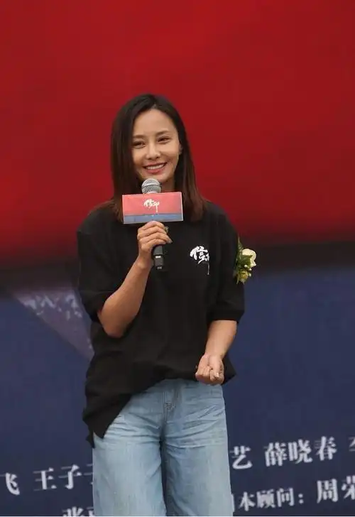 马雅舒二婚嫁给外国老公后挺幸福的气质提升不少笑容也变甜了