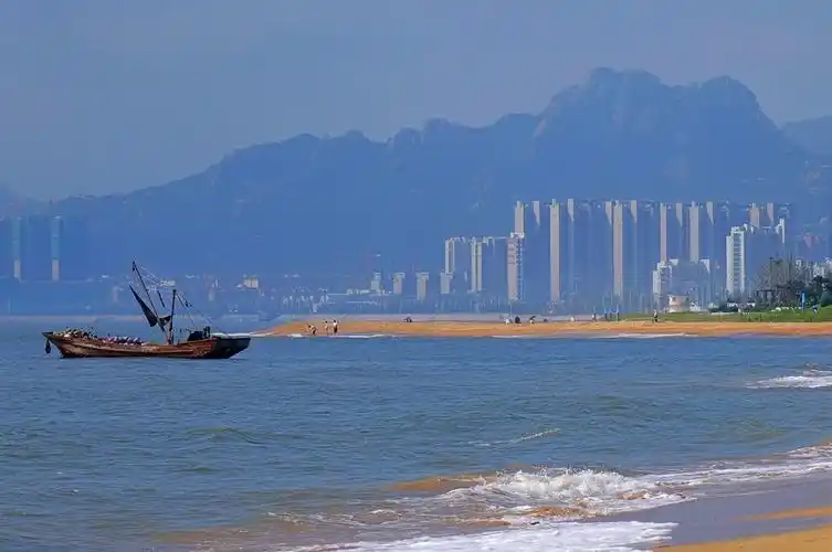 山东青岛:夏日灵山湾海滨风光如画