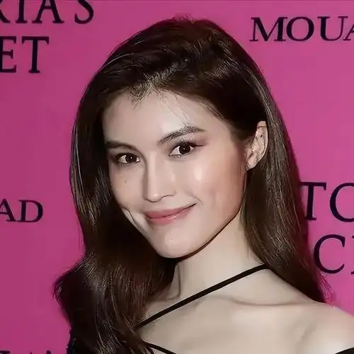 在一档真人秀节目中,何穗和李静,戴军等明星搭档素人邱老师做任务.