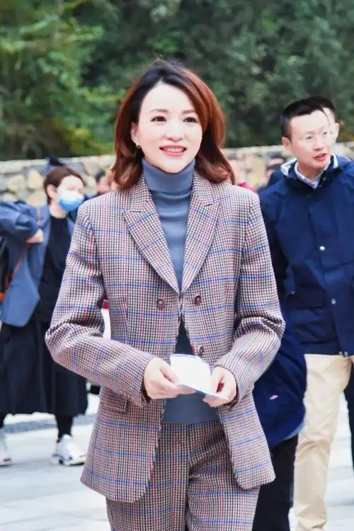 董卿身穿格子西装配高领毛衣保暖帅气而黑色连衣裙优雅成熟