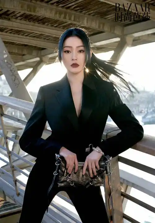 如果你看一下内场的照片,张天爱穿着一套透明的黑色真空服,搭配黑色