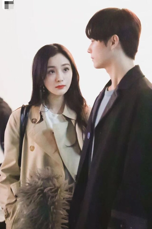 杨幂演吻戏遭围观,害羞趴许凯肩上笑场,男方拍完即用纸巾擦嘴