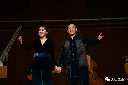 中国山西女歌手张红丽和丈夫杨志君演出现场中国山西女歌手张红丽和