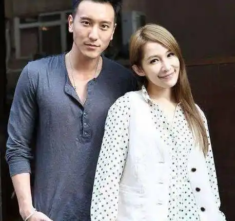 萧亚轩凌晨发文与小16岁男友分开,素颜露面谈及原因让人惋惜_恋情