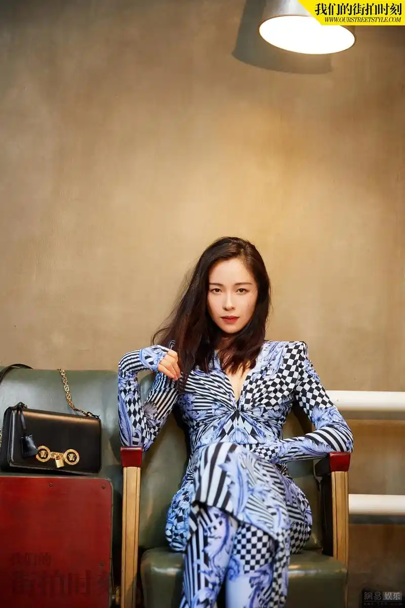 江一燕着风情印花系裙装文艺优雅如夏日浪漫烟火