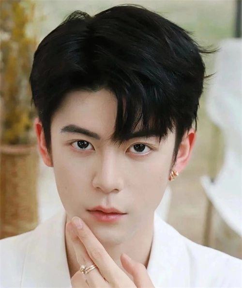 王嘉尔同款三七分 打开被封印的颜值_韩式男发 - 美发站