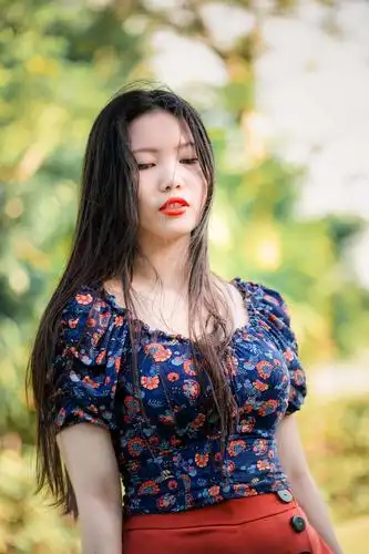 爱拍照的大熊的写真摄影作品《海风树林人像》