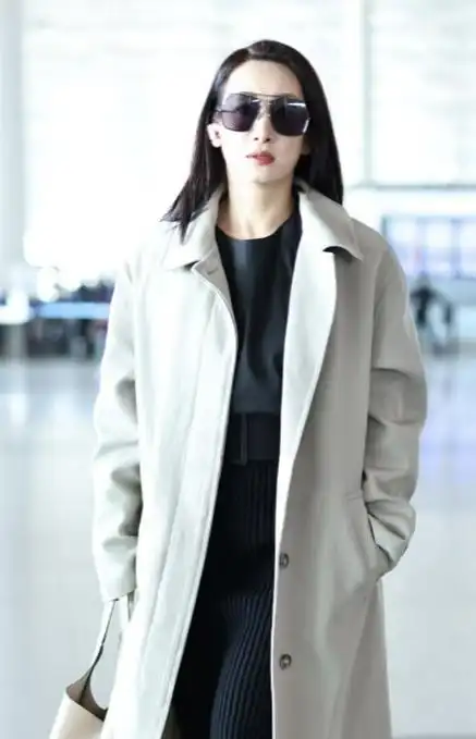 秦海璐大胆现身机场黑色背心百褶裙曲线惊艳