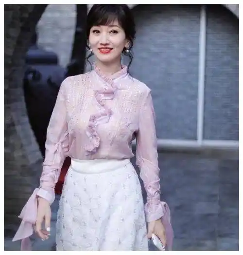 原创40岁女人多参考赵雅芝的套装搭配穿衣品味就是超前赶超20岁