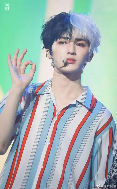 眼妆点缀得@theo-朱正廷楚楚动人,又奶又帅气,亮亮的眼睛戳中了心窝