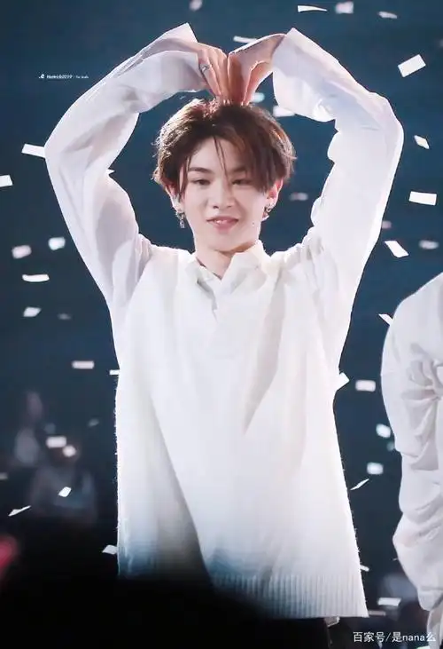 你的17岁,风华正茂,走上了更大的舞台,沉着冷静的演讲告诉大家,黄明昊