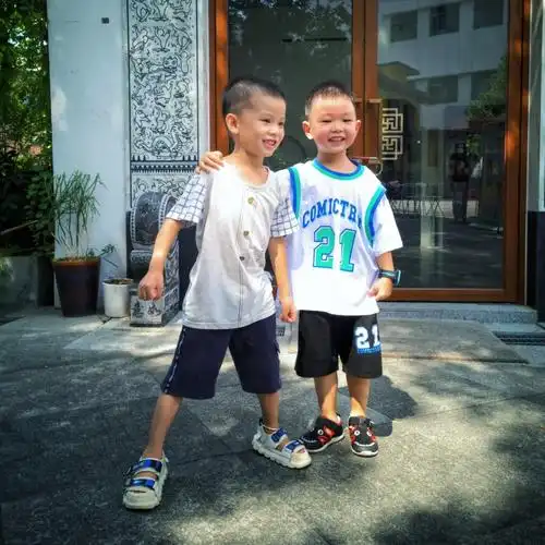 又多一位不同班同学