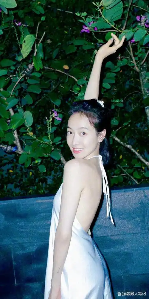 宋茜泰国假期写真壁纸,海风阳光泳衣配裤衩,短发浪漫纯欲风满满