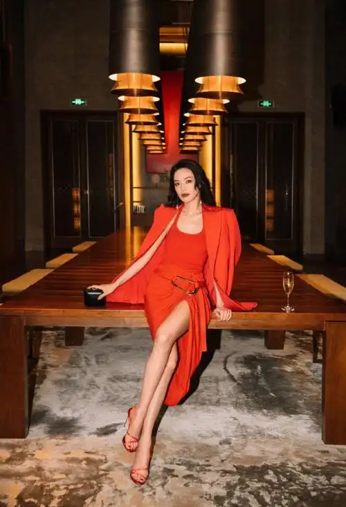 46岁舒淇松弛明媚状态无敌 身材有料演绎红白玫瑰_腾讯新闻