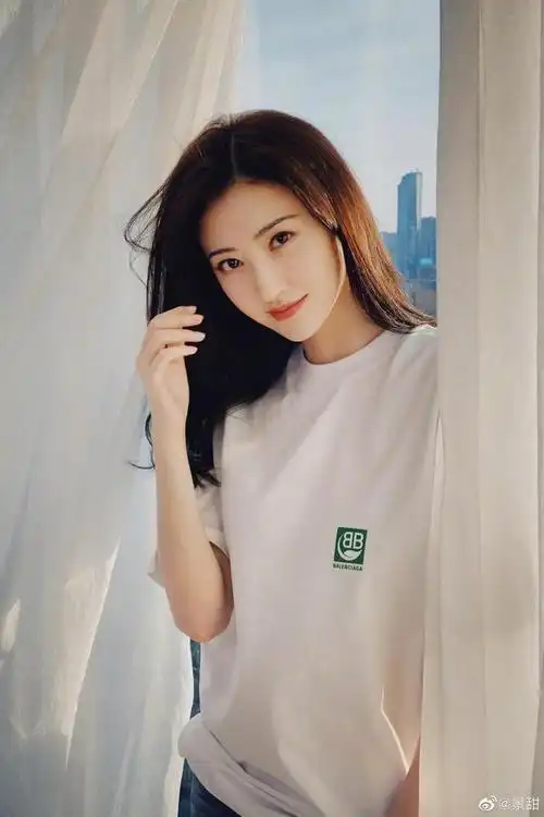 景甜穿白t恤妆容精致展清纯美貌 闭眼嗅花香楚楚动人