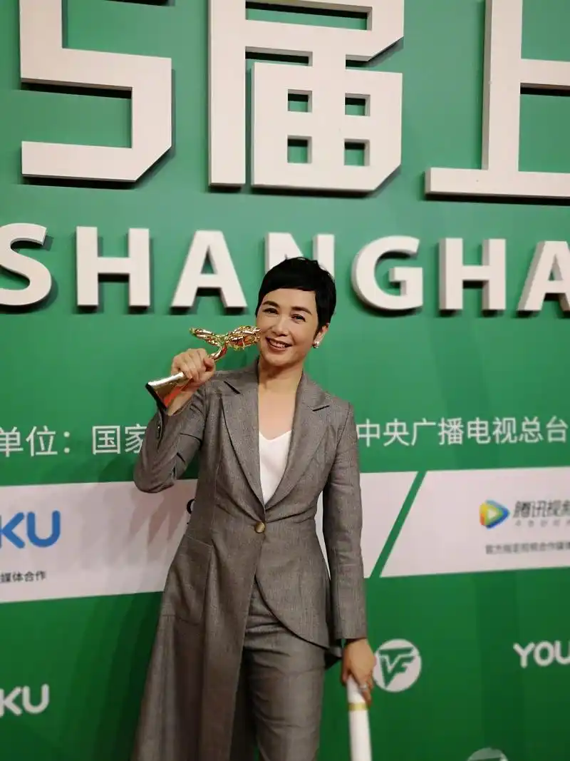 恭喜蒋雯丽老师喜获白玉兰女主角奖,蒋老师真是得奖王后,白玉兰飞天