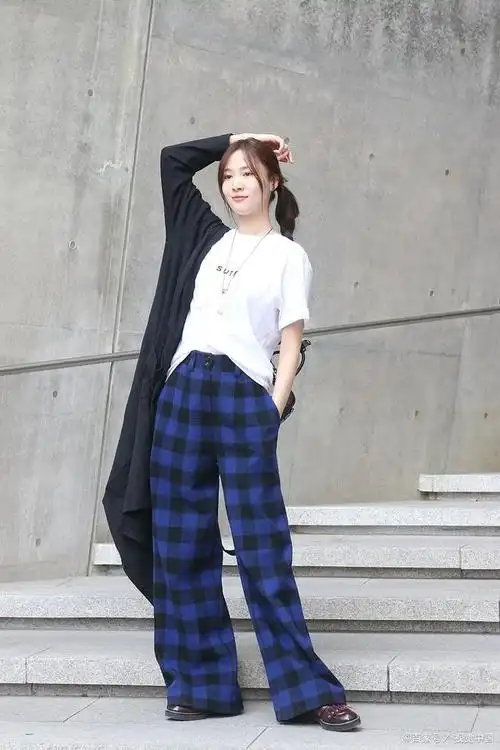 搭配秘籍:选择一件白色,黑色或灰色的简约上衣,让格子裤成为焦点,展现