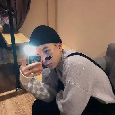 2022非主流男生拿手机自拍头像