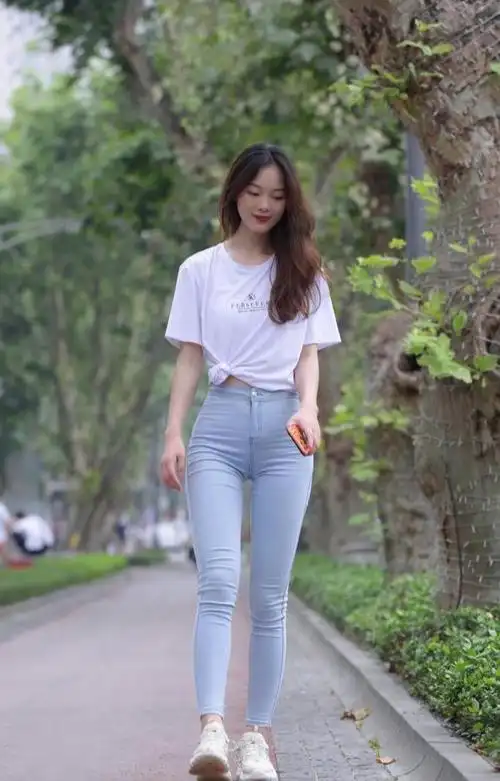 宽松的白t恤搭配紧身牛仔裤小姐姐正面看是青春背面看是性感