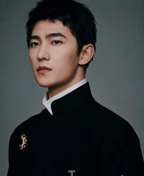 杨洋夏日随拍##杨洋全黑休闲套装