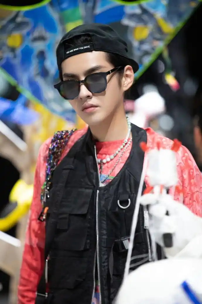 最新行程丨吴亦凡蓝色深v西装造型释出:今晚和潮流发起人吴亦凡一起