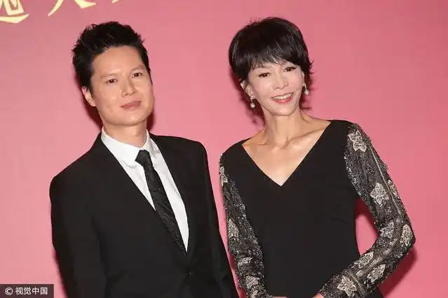 60岁"金牌司仪"郑裕玲深v长裙显高挑 面部肌肉松弛难掩岁月痕迹