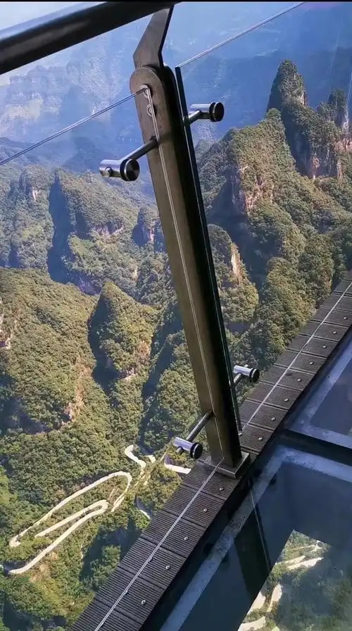 因站在玻璃栈道上能俯瞰天门山99道弯盘山公路而得名的盘龙崖玻璃栈道
