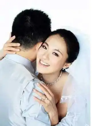 两位明星坐在一起,一边喝茶一边闲聊,气氛轻松愉悦.