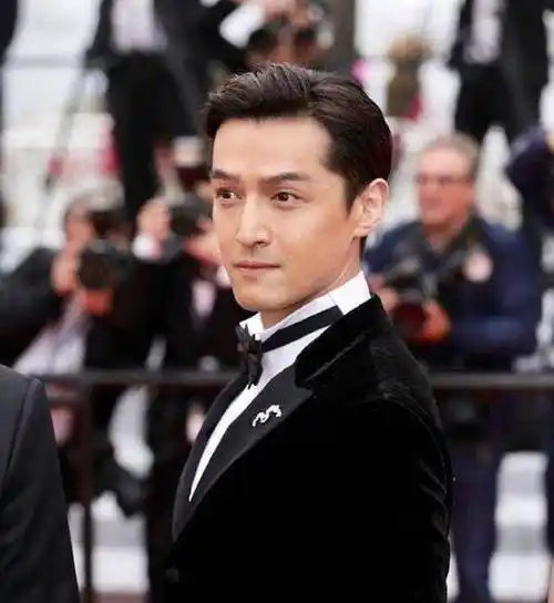 "千万少女梦"男神胡歌,灰色西装大背头,又帅又有品男人味十足_黑色