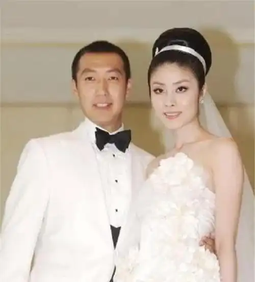 这样显赫的家世,陈慧琳自然是自小就被宠成了小公主.