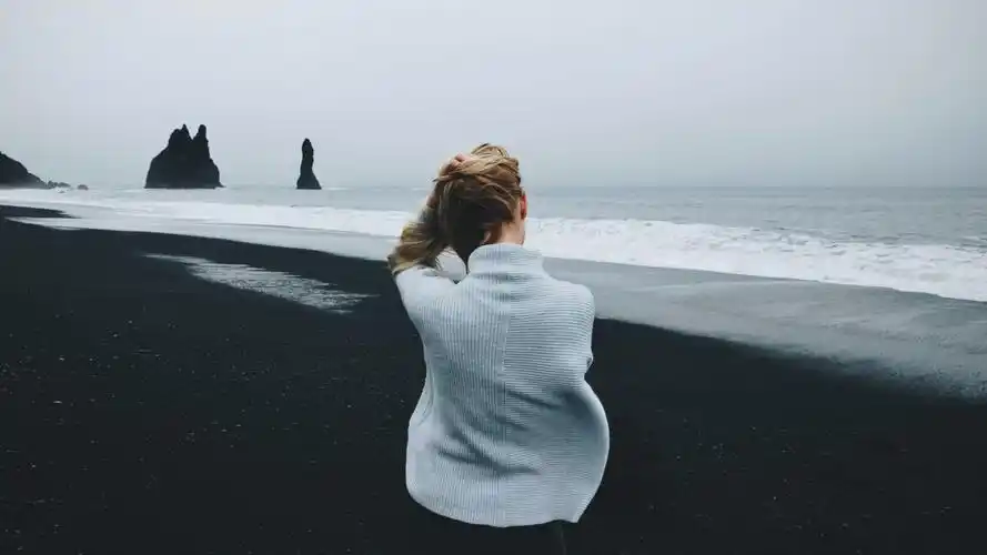 孤独一人的女子背影图片510