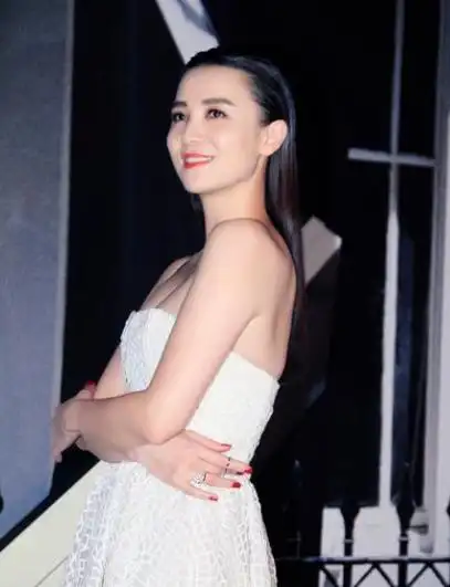 演员宋佳她的腰和臀让我们知道了什么才是性感动人