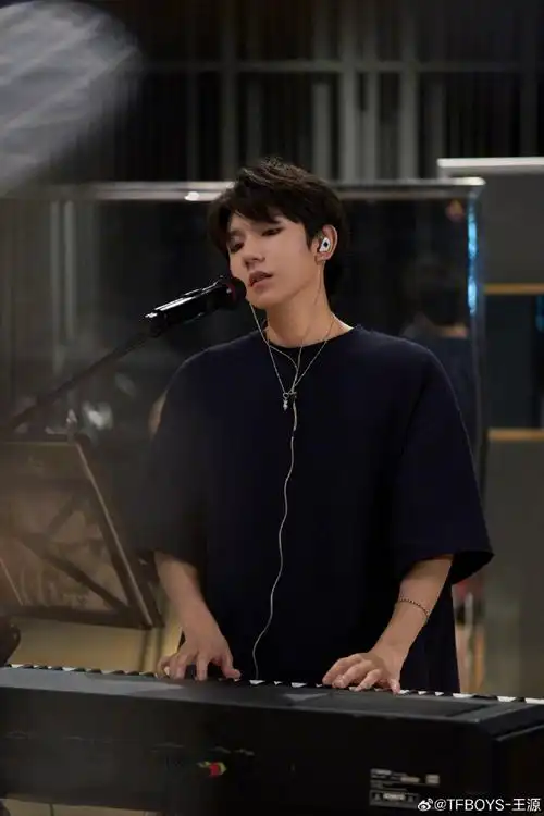 王源说感觉自己又年轻了##王源排练照