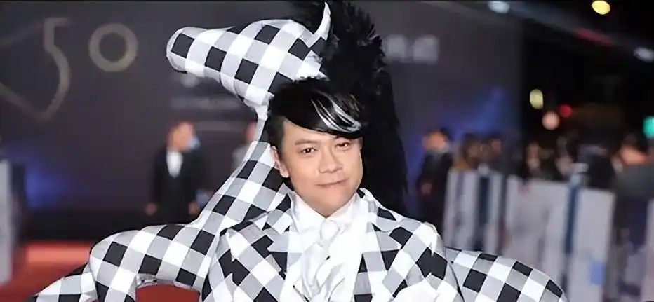 金马奖:巩俐黑脸拒绝上台,刘德华遭戏耍,黄渤暗讽大快人心_王中军