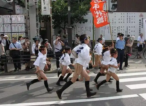 世界最"羞耻"节日,男女老少光屁股满大街跑,游客:不忍直视